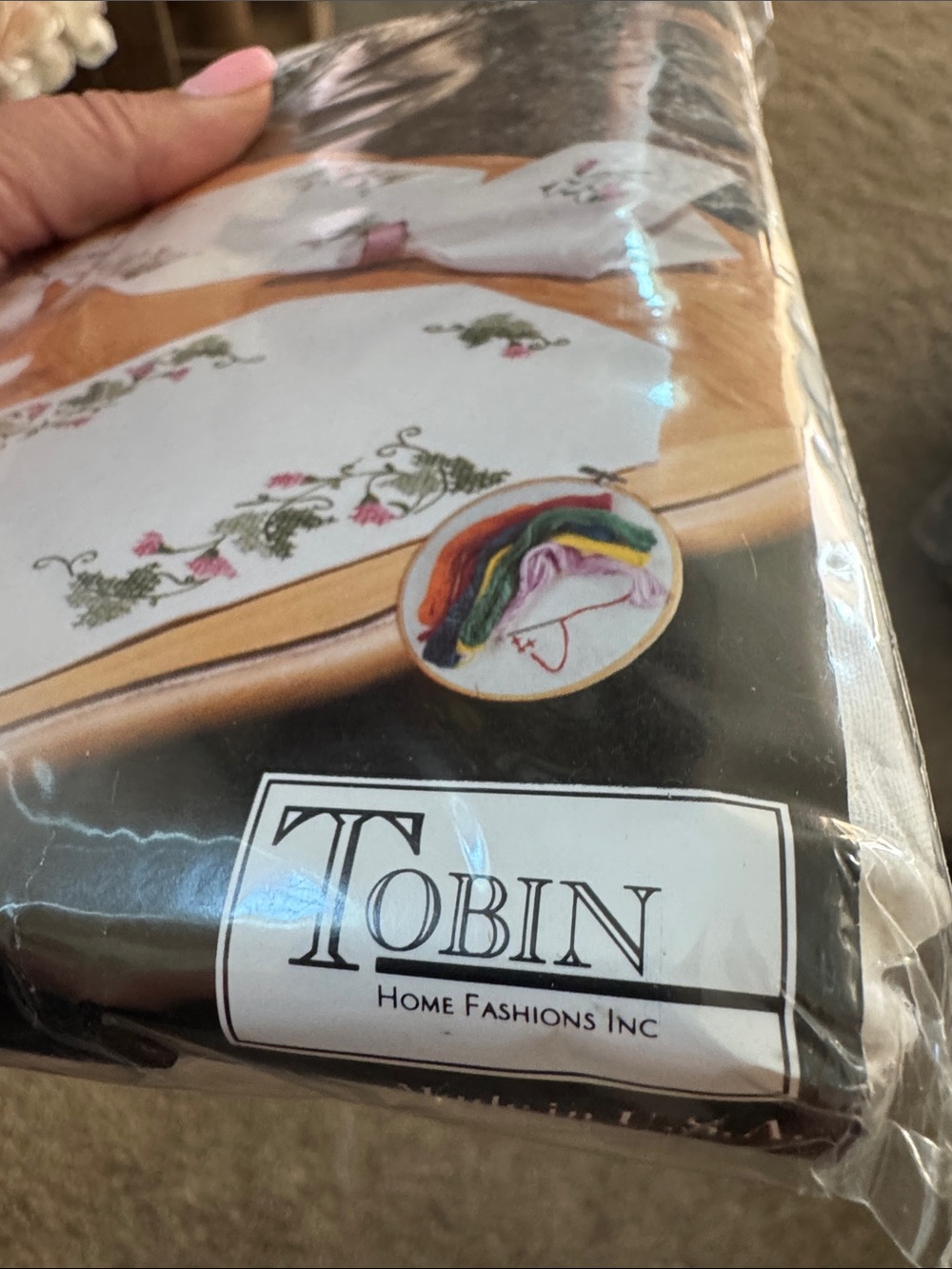 Tobi White Placemat and Napkin Set with Pink & Green Ivy Embroidery - Picture 3 of 4